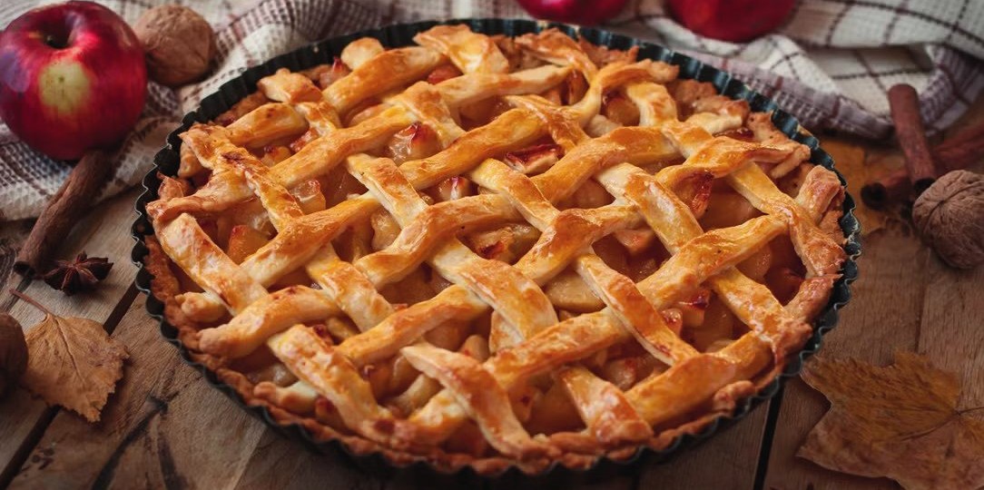 Torta de maçã com massa em treliça