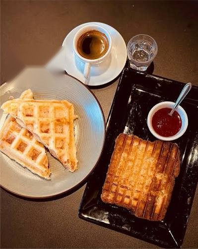Waffle de pão de queijo com café espresso